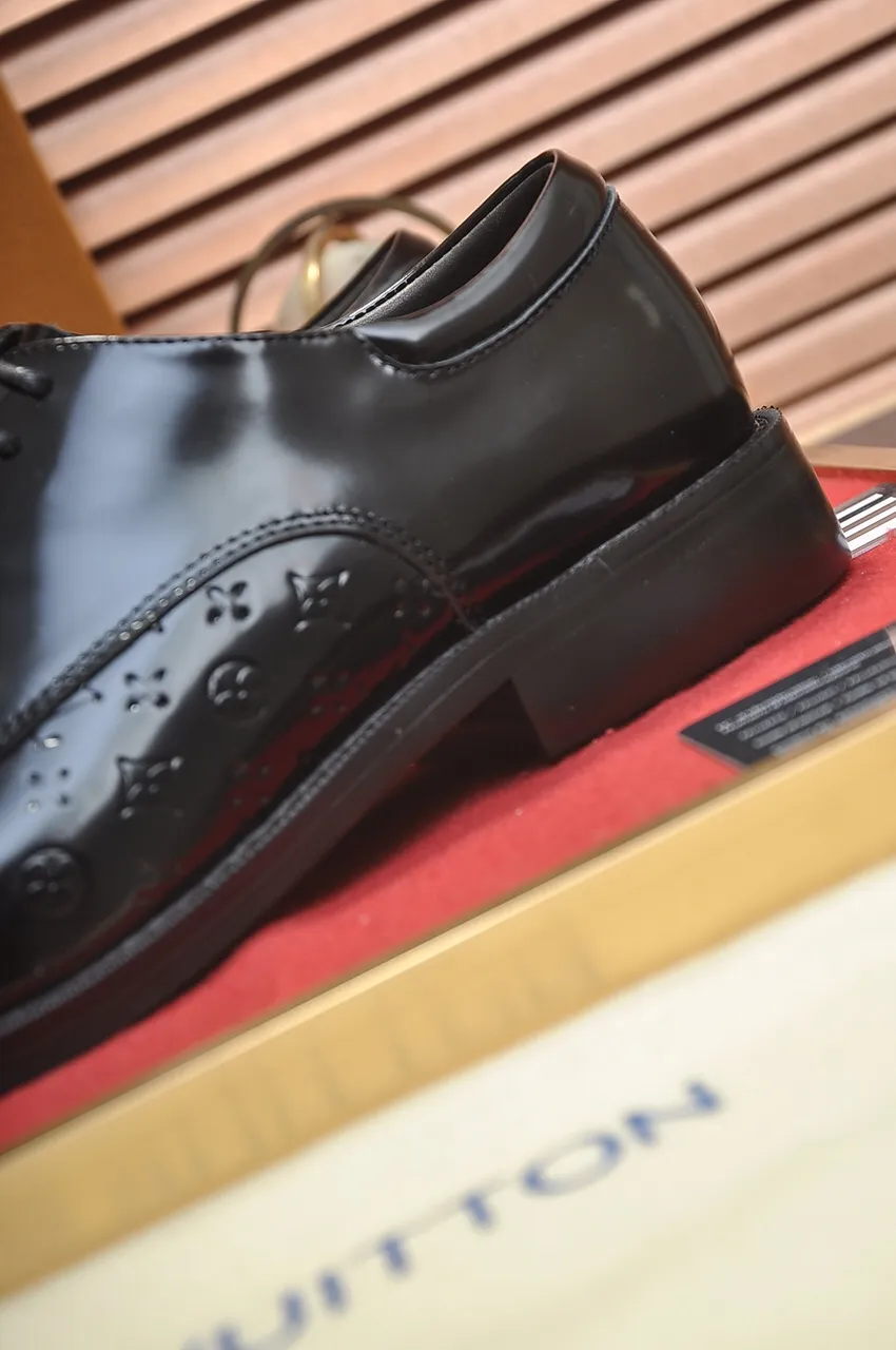 Men's men's shoes 💰520💶 [LV] (original single cowhide lining) 🍀LV's latest genuine leather business suit shoes are launched simultaneously on the official website. The first-layer cowhide imported from Italy is made of heavy gold, 💥official website 1:1 rubber outsole. Versatile to wear, high-end without losing class, and the color combination is extraordinary. This four-season style is alluring when worn on your feet, showing off your big-name flair. Standard code 38-45 (45 customized)